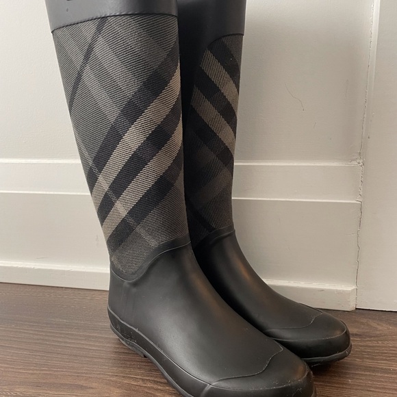Burberry rubber rain boots. - Picture 7 of 10